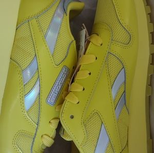 2 pairs of Reebok classic course a pied 5.5y/ 6.5y